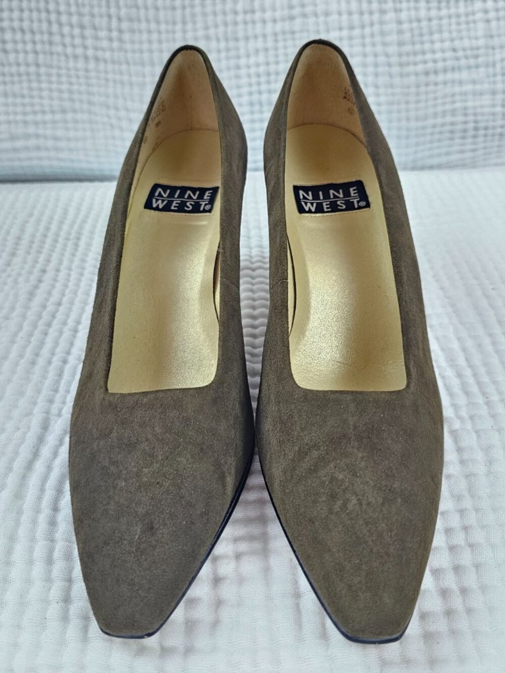 Nine West Vintage Olive Green Suede Kitten Heel Pump - Women's 8 - Picture 8 of 8